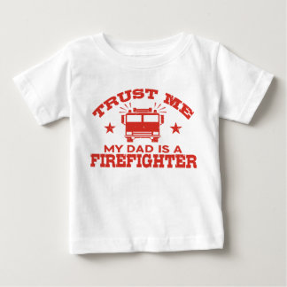 Camiseta Para Bebê Confie em mim Meu Pai é um Bombeiro