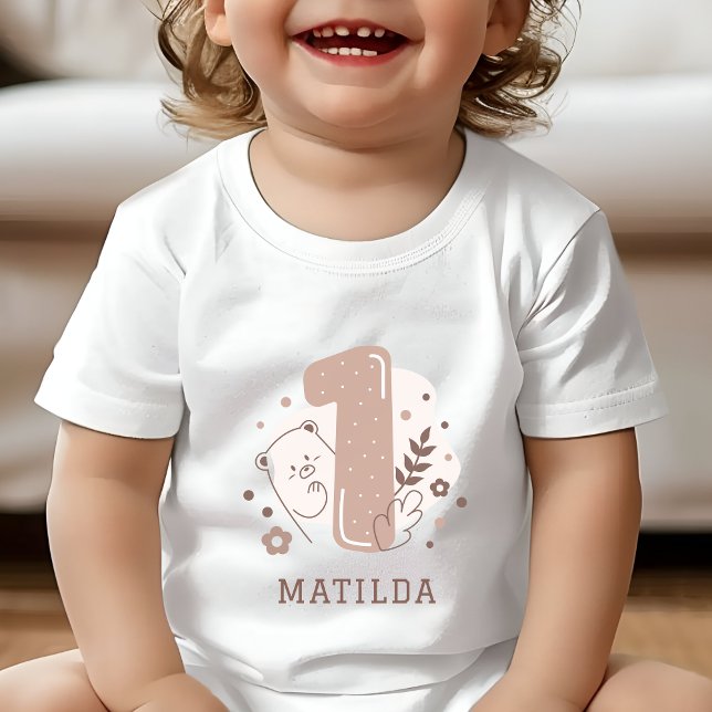 Camiseta Para Bebê Convite de 1º aniversário do Ursinho Fofo (Toddler wearing a white 1st Birthday tshirt with a cute bear and the number one)
