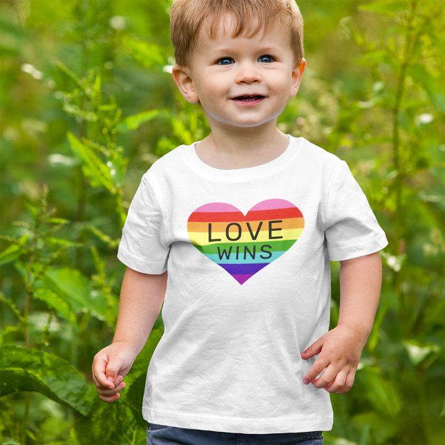Camiseta Para Bebê Coração Branco Arco-íris de Amor Vence (Criador carregado)