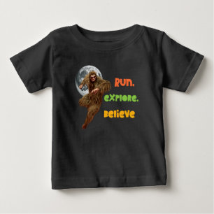 Camiseta Para Bebê Correndo Aventura Sasquatch Acredite Design