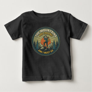 Camiseta Para Bebê Crachá Vintage de Caminhada As Montanhas Estão Cha