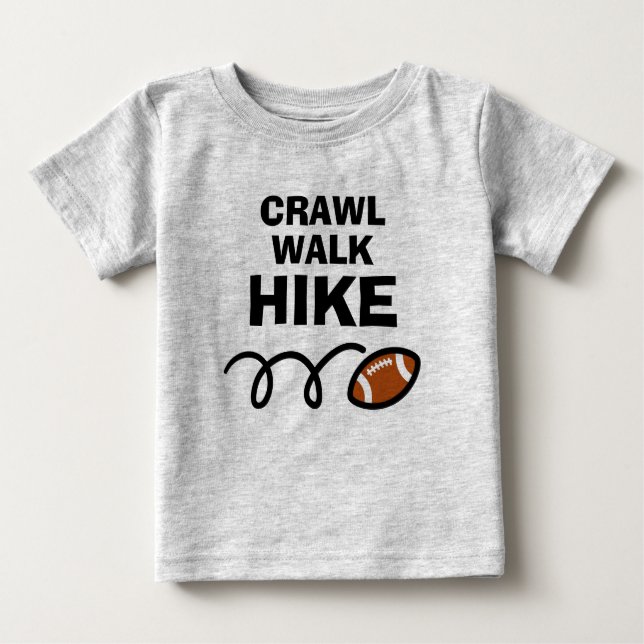 Camiseta Para Bebê CRAWL WALK HIKE Cute futebol americano esportes (Frente)