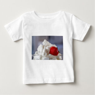 Camiseta Para Bebê Creme com morangos numa taça de vidro