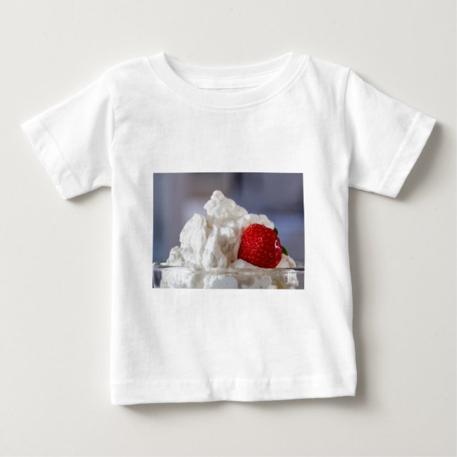 Camiseta Para Bebê Creme com morangos numa taça de vidro (Frente)