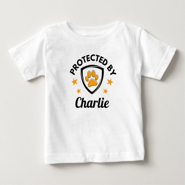 Camiseta Para Bebê Cubo de Nome Personalizado de Cachorro "Protegido  (Frente)