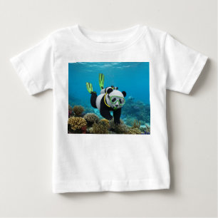 Camiseta Para Bebê Cubo de Panda 3D Nadando Sob Recife Subaquático