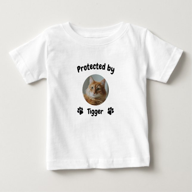 Camiseta Para Bebê Custom Proctected by Cat, Personalized Cat Name (Frente)