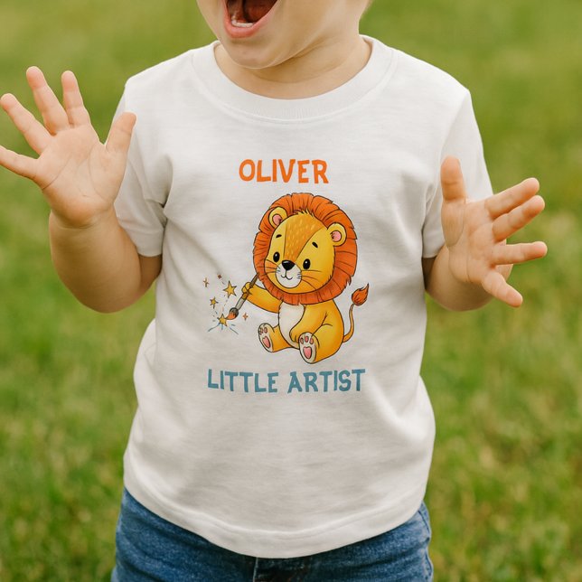 Camiseta Para Bebê Cute Cartoon Lion Cub Artist with Paintbrush (Criador carregado)