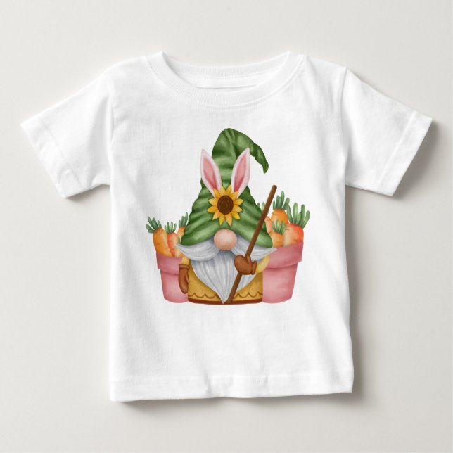 CAMISETA PARA BEBÊ CUTE GREEN EASTER GNOME WITH ORANGE CARROTS (Frente)