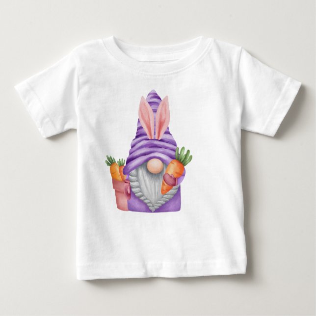 CAMISETA PARA BEBÊ CUTE PURPLE EASTER GNOME WITH ORANGE CARROTS (Frente)