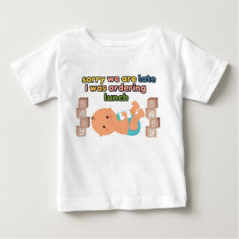 Camiseta Para Bebê Desculpe Estamos Atrasados Camiseta Branca de Bebê