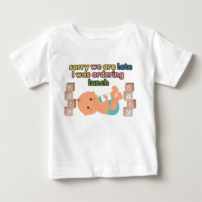 Camiseta Para Bebê Desculpe Estamos Atrasados Camiseta Branca de Bebê (Frente)