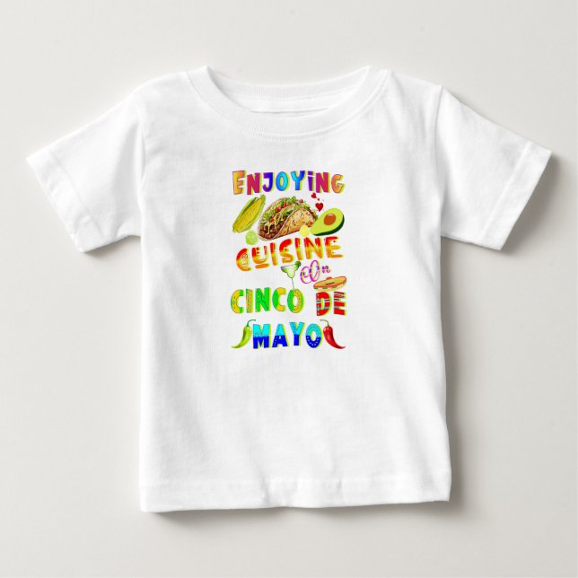 Camiseta Para Bebê Desfrutando Da Cuisine Em Cinco De Mayo (Frente)