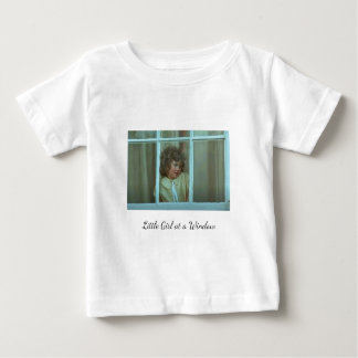 Camiseta Para Bebê Doce menina em uma janela