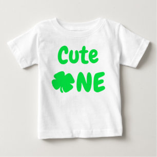 Camiseta Para Bebê Doce Um Aniversário de 1 ano no Dia de São Patríci