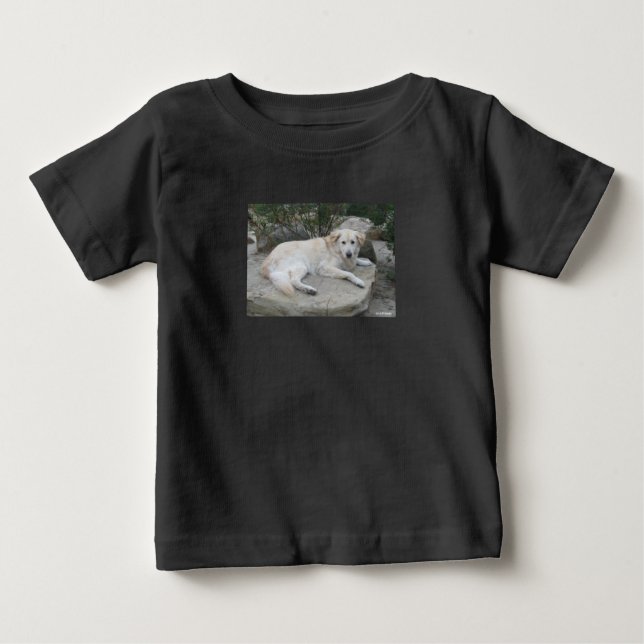 Camiseta Para Bebê Dog Resting On A Rock (Frente)