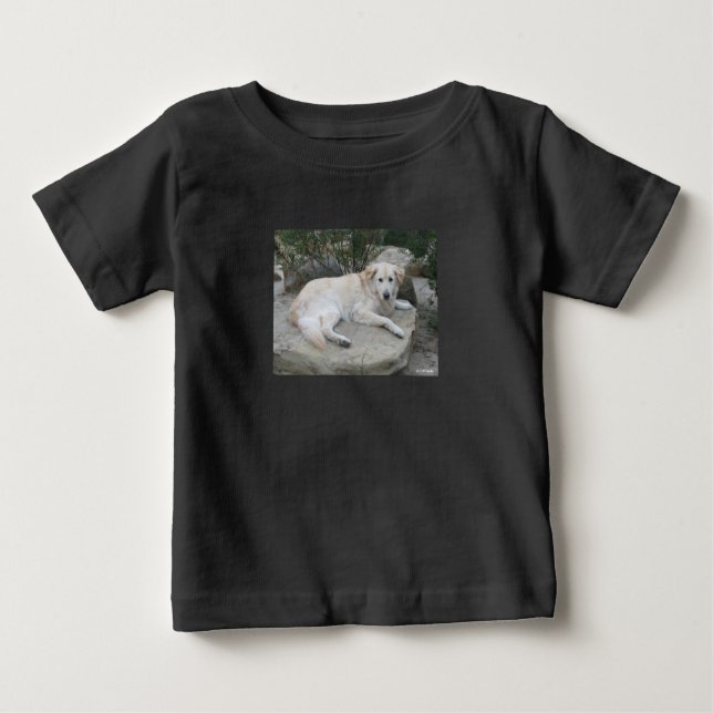 Camiseta Para Bebê Dog Resting On A Rock (Frente)