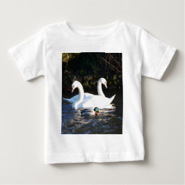Camiseta Para Bebê Dois Cisnes E Um Pato