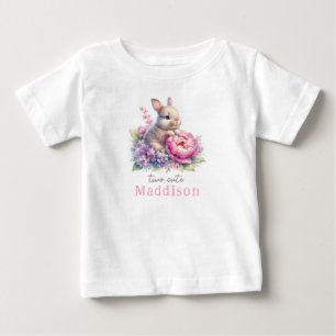 Camiseta Para Bebê Dois Coelhinhos Bebês Fofos com Aniversário de Peô