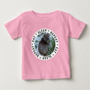 Camiseta Para Bebê Dormir Repita Engraçada Koala em uma árvore