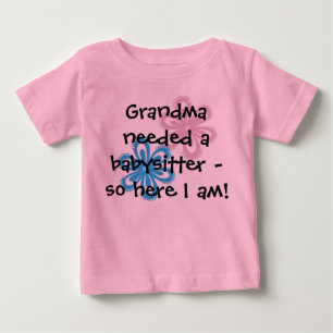 Camiseta Para Bebê Duas Flores A Vovó Precisava de uma Babá... Camise