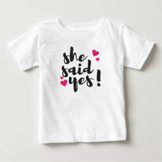 Camiseta Para Bebê Ela Disse Sim! Celebração de Noivado – Romântico