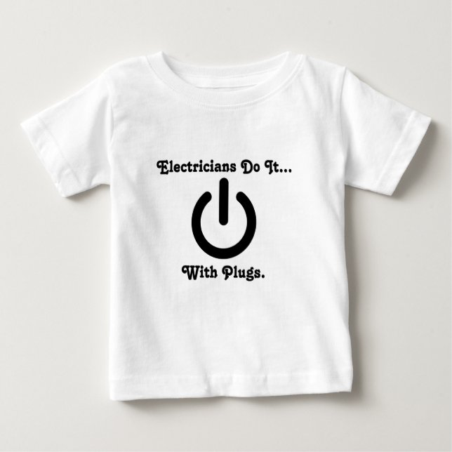 Camiseta Para Bebê Eletricistas Fazem... Com Tomadas. (Frente)