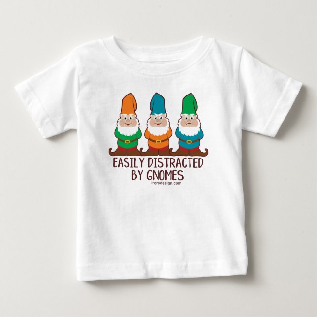 Camiseta Para Bebê Engraçado bonito confundido facilmente por gnomos (Frente)