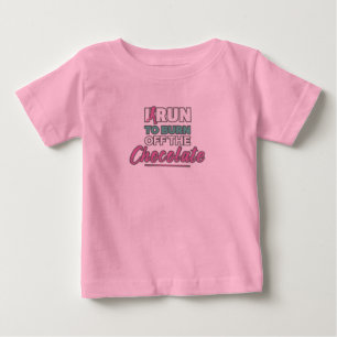 Camiseta Para Bebê Engraçado correndo para queimar o chocolate
