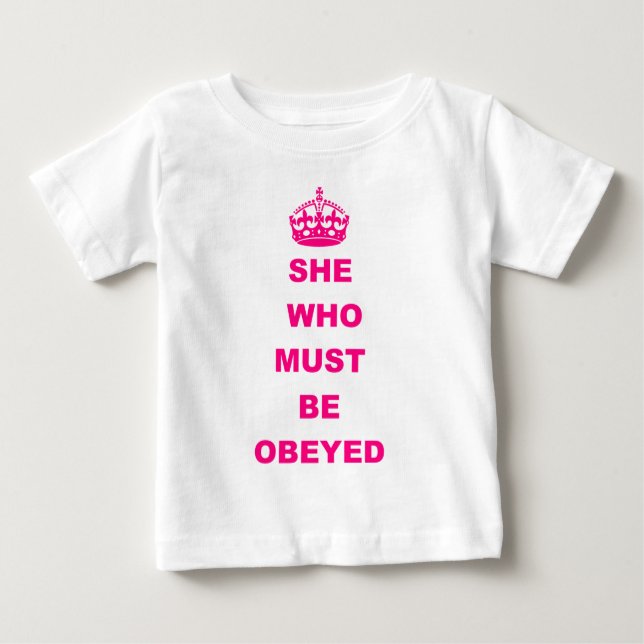 Camiseta Para Bebê Engraçado ela que deve ser obedecida. (Frente)