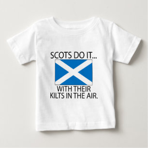 Camiseta Para Bebê Escoceses Fazem Isso... Com Seus Kilts No Ar