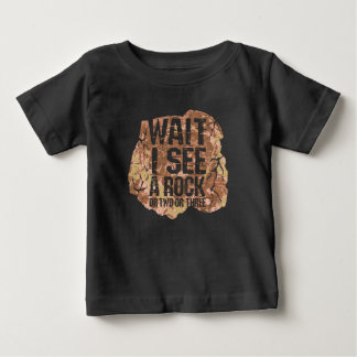 Camiseta Para Bebê Espere, Vejo Uma Pedra
