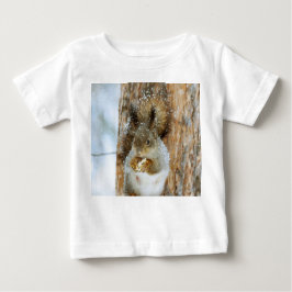 Camiseta Para Bebê Esquilo bonito numa paisagem de inverno