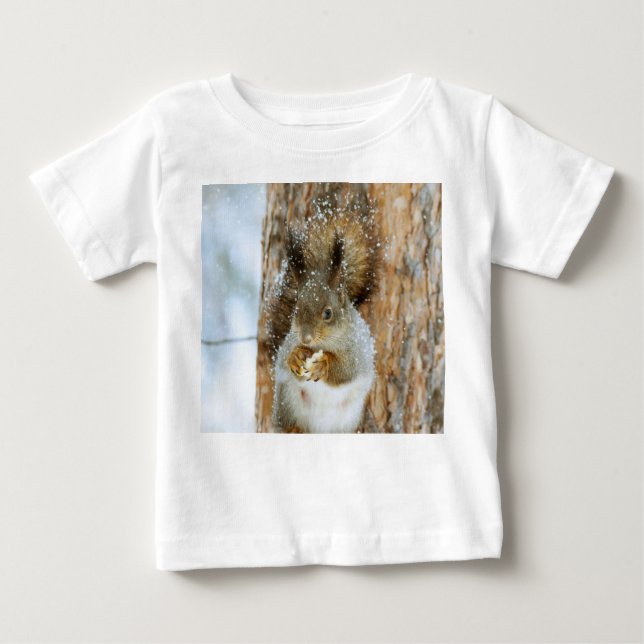 Camiseta Para Bebê Esquilo bonito numa paisagem de inverno (Frente)