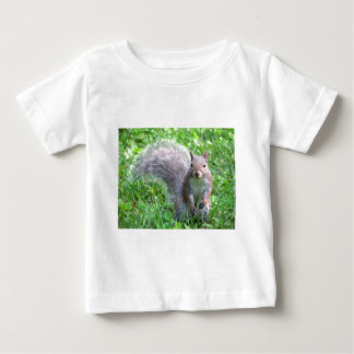 Camiseta Para Bebê Esquilo cinzento bonito