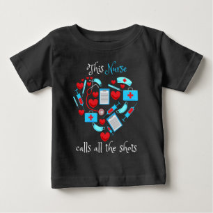 Camiseta Para Bebê Esta Enfermeira Chama Todos Os Tiros