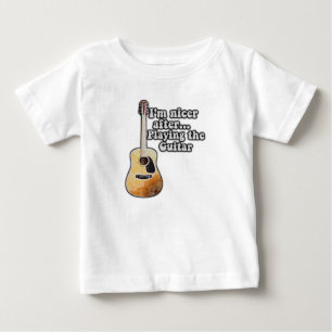 Camiseta Para Bebê Eu fico mais simpático depois de tocar violão. mot