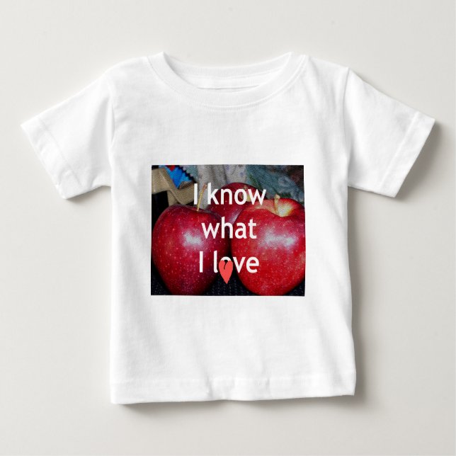 Camiseta Para Bebê "Eu Sei O Que Eu Amo" - Design Apple Themed (Frente)