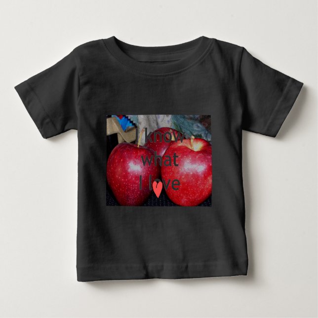Camiseta Para Bebê "Eu Sei O Que Eu Amo" - Design Apple Themed (Frente)