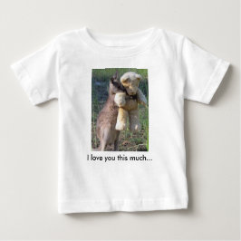 Camiseta Para Bebê Eu te amo tanto assim... Wallaby abraçando o teddy