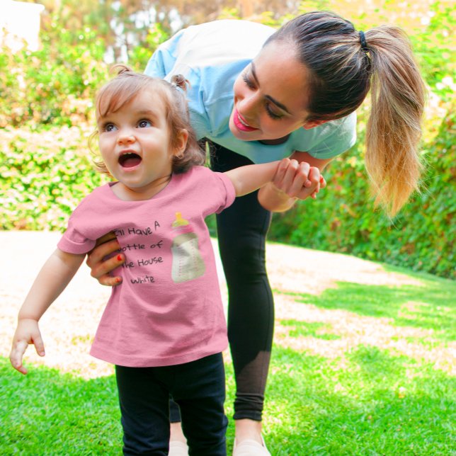 Camiseta Para Bebê Eu vou ter uma garrafa da branca da casa Funny Gir (Criador carregado)
