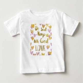 Camiseta Para Bebê Faça coisas pequenas com amor ao Excelente