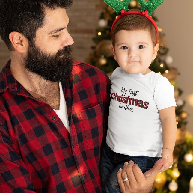 Camiseta Para Bebê Férias de Natal Festivas Meu Primeiro Cheque de Bu (My First Christmas custom buffalo check baby t shirt.)