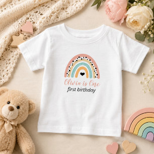 Camiseta Para Bebê Festa de 1º Aniversário do Rainbow & Hearts
