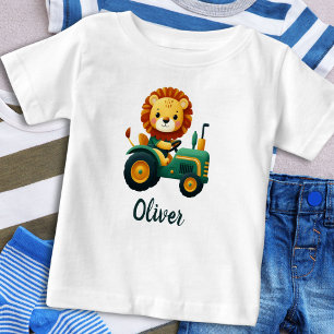 Camiseta Para Bebê Filhote de Leão Fofo em Trator Verde Encantador