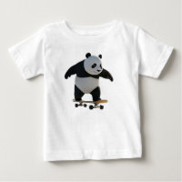 Filhote de Panda Andando de Skate na Calçada