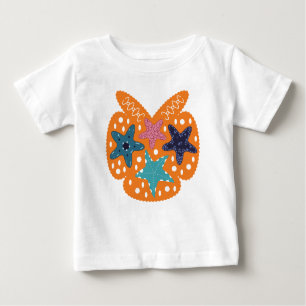 Camiseta Para Bebê Fios coloridos com fundo cor de laranja.
