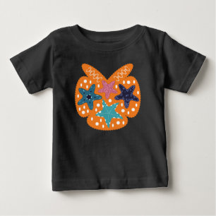 Camiseta Para Bebê Fios coloridos com fundo cor de laranja.
