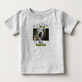 Camiseta Para Bebê Fique calmo e procure o Pé Grande