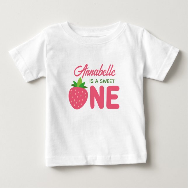 Camiseta Para Bebê First Birthday Shirt Berry Sweet (Frente)